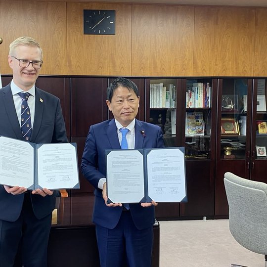 Memorandumo pasirašymas: LR Žemės ūkio viceministras Vytenis Tomkus ir Japonijos valstybinis žemės ūkio ministras Nobuhide Takemura.
