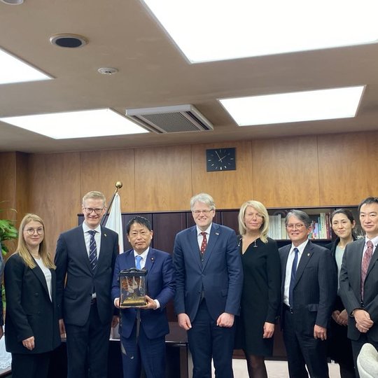 Lietuvos delegacija vadovaujama LR Žemės ūkio ministerijos, Lietuvos ambasadorius Japonijoje Aurelijus Zykas, Japonijos žemės ūkio, miškininkystės ir žuvininkystės ministerijos atstovai.