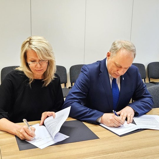 VMVT direktorė ir KTU rektorius pasirašo sutartis